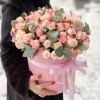 Дуэт розовых кустовых роз в круглой коробке